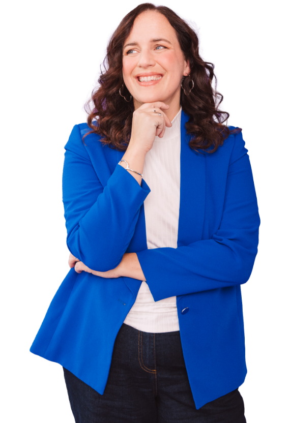 Porträt von Katrin Terwiel mit lockigem Haar, die ein blaues Oberteil und einen schwarzen Cardigan trägt