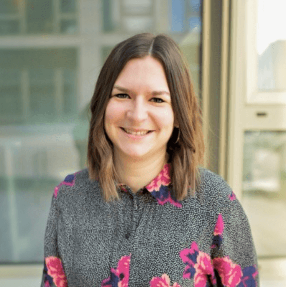Ein Bild von Hannah Kremer, auf dem sie in die Kamera lacht.